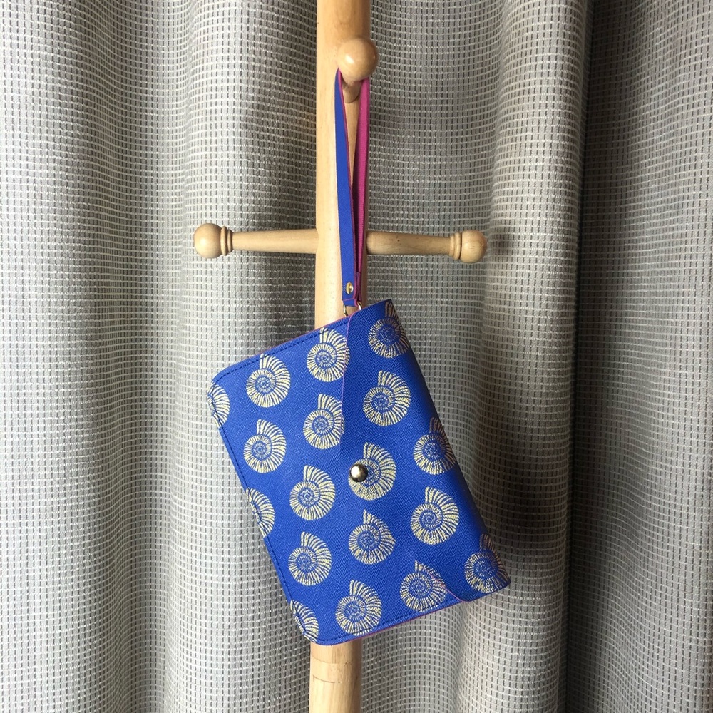 Top it off Blue and Gold Shell Patterned Women's Wristlet Bag